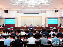 胡贺波主持十四届市委理论学习中心组第一次集体学习