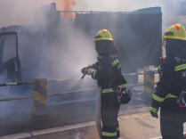 永州一高速路口货车起火，消防紧急救援