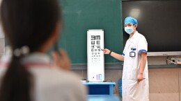 多学科专家进校园 450名学生完成“五健”专项筛查