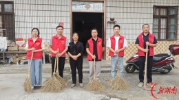 衡阳市南岳区黄竹小学党支部开展志愿服务为退休教师打扫庭院