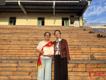 益阳市第六中学初中部： “中国好人”讲授孝老爱亲思政课