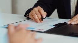 求职简历上层层设防的个人信息 是怎么被批量“解锁”的？