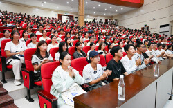 一位劳模医生与医学新生的对话 ——全国五一劳动奖章获得者易天华为邵阳学院医学新生宣讲
