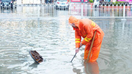 武陵区：强降雨致道路积水 应急人员全力排水保畅