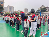 高举队旗跟党走 少年接力新长征——株洲市芦淞区莲塘小学31名二年级新队员光荣入队
