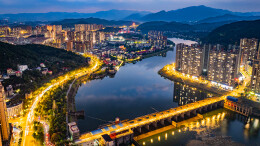 一江灯火映山城