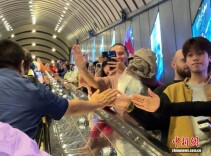 湖南张家界扶梯击掌走红网络：一记击掌何以打动人心？