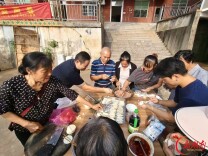 渌口区朱亭镇各村依托党群服务中心开展敬老爱老活动