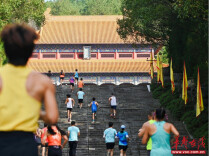 畅跑大美炎陵   “巅峰湖南·2026”登山赛（炎陵站）鸣枪开赛