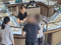 夫妻花67.3万元买两块名表，不挑选不试戴，说不清购买原因，店员果断报警