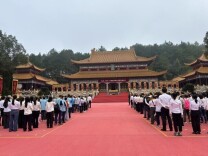 两岸同胞齐聚炎帝陵，共拜始祖共叙亲情