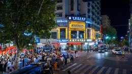 阳台音乐会：街巷舞台点亮城市夜生活