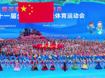 五星红旗破空升起！各族同胞环绕石榴花欢腾起舞