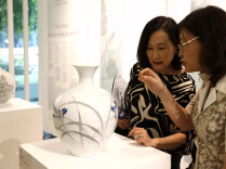醴陵釉下五彩瓷闪耀新加坡 展现东方瓷韵之美