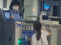 “女子迟到错过检票跪求工作人员”，最新通报：由于该列车已停止检票，按规定未予放行，工作人员进行了解释安抚，引导其改乘后续车次