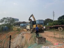 岳塘城管严查建筑垃圾违规倾倒行为