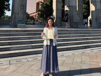 56岁女子刚退休就重返大学读研：瞒着丈夫备考，排队、通勤全都用来复习