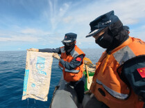 菲律宾非法“坐滩”船只周边海域出现大量垃圾 中国海警组织打捞
