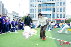 少年畅跑，老师“赶猪”，湘潭九华江声中学校运会乐翻天！