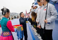 三湘石榴红·逐梦张家界㉟丨湖南省第十一届少数民族传统体育运动会龙舟竞赛项目开赛 陈澎为获胜队伍颁奖