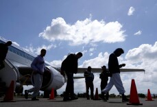 18个月内 美国执行驱逐出境98万起