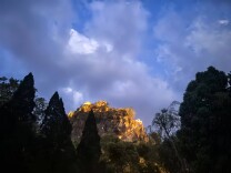 霜降王城，峰登独秀