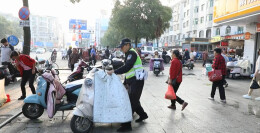 茶陵整治农贸市场周边乱象 护航早高峰通行秩序