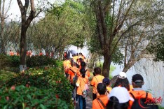 祖孙三代齐上阵！长沙1500名市民“0.5倍速”温情开走