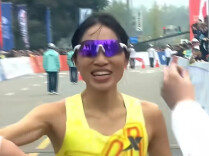 7天两场全马！曾被称为 “最快女护士”张水华成都马拉松摘银，丈夫一同参赛