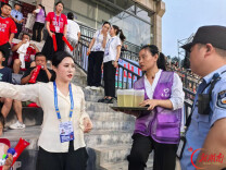 让志愿红闪耀绿茵场——凤凰县志愿者护航“湘超联赛”湘西赛区主场赛事