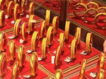 金价跌破860元/克，有金店1天卖出十几公斤，手镯1天补3次货都不够；女子上午买结婚“五金”，下午带亲友买金镯