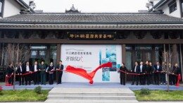 平江鹤垄屋美育基地开馆，周令钊先生136幅画作与971册藏书无偿捐赠故里