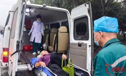 郴州志愿者路遇车祸紧急救助高龄老人