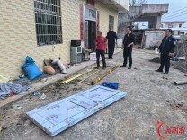 武冈：“顺手”盗门想装修？5小时“上门”送手铐