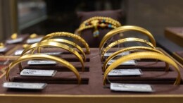 金饰克价，年内跌了近550元！大金镯子又香了→