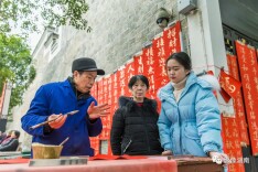 红红的春联里，是一年又一年的浓浓年味