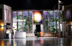 艺评丨梁湘茂：“爱情”两个字，用破一生心——观悬疑舞台剧《圣女的救济》有感