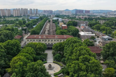 “我买几个橘子去。你就在此地，不要走动。”这个火车站还在吗？