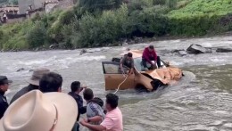 他们在急流中搭起绳索救人