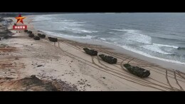 闽南某海域，两栖装甲海上驾驶训练