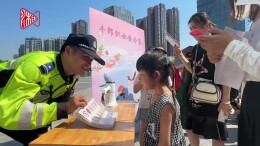 鹊桥连爱意 安全“盔”随行