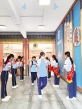 开学季丨株洲市芦淞区体育路中学：“筑梦门”前送祝福