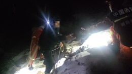 岳麓山冰坡被困！消防员10分钟极速救援