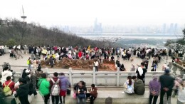 冬日暖阳下，乐享登山好时光