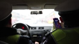 节前赶集，这个农村交警中队忙不赢