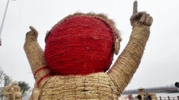 河泊潭30组巨型稻草人艺术装置打造梦幻童话王国