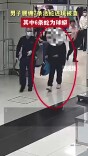 男子腰缠7条活蛇进境被查