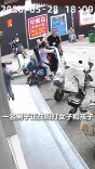 一名男子当街殴打女子和孩子，交警立即上前将其扑倒制服