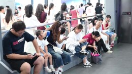 市民在炎炎夏日中“歇脚又歇心” 