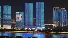 湘江两岸点亮“湘超”主题灯光秀，星城礼遇永州